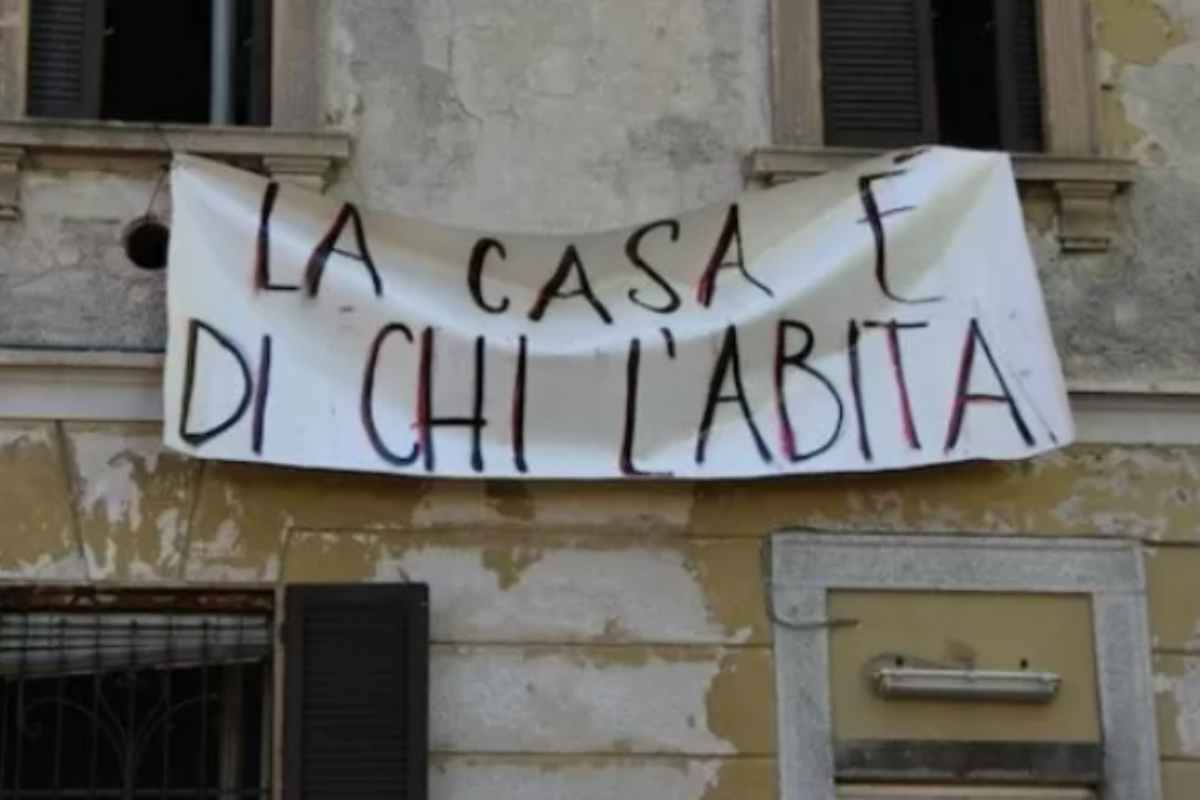 Casa occupata con striscione