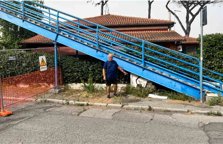 Gaetano Di Staso al ponte pedonale di Ostia Antica