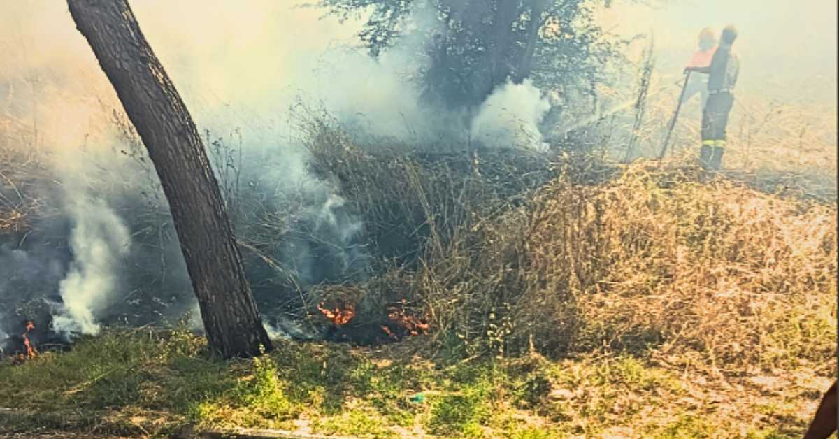 Vigili del Fuoco intervengono sull'incendio al Lotto V6 di Giardino di Roma