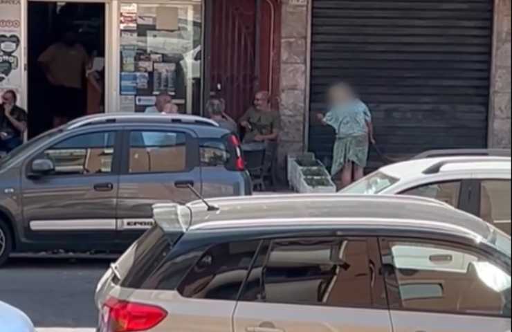 Donna aggredisce i passanti nel centro di Ostia