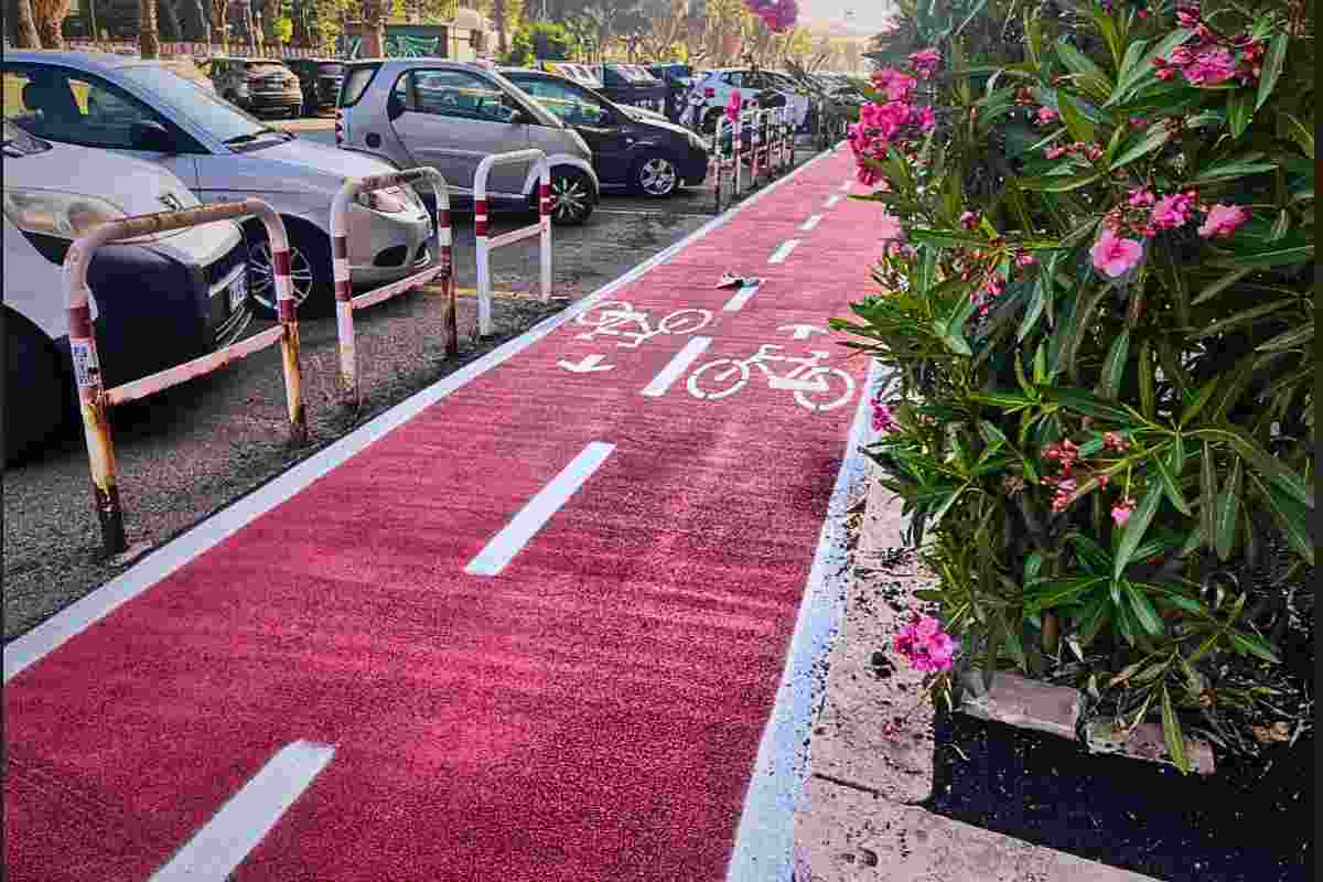 Il problema con la segnaletica orizzontale della pista ciclopedonale a Ostia