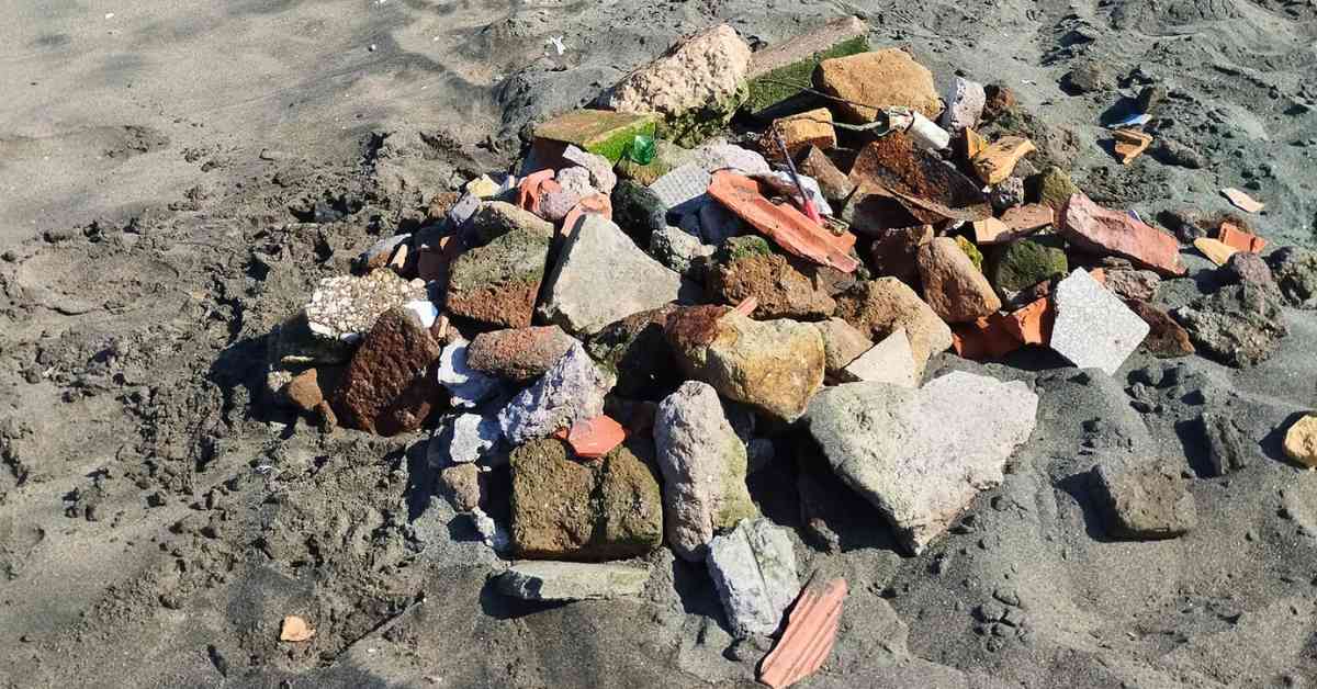 Scarti edili sulla Spiaggia di Focene