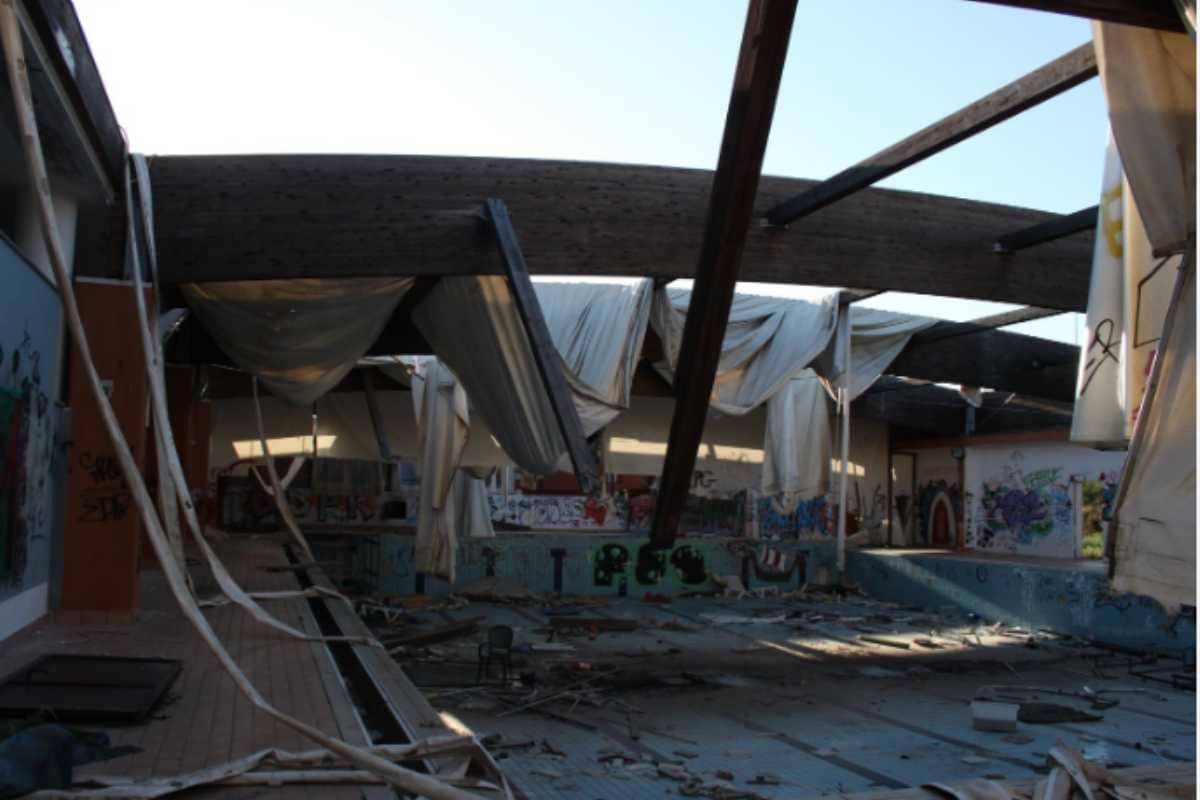 Palestra lasciata al degrado dentro il Parco della Madonnetta ad Acilia