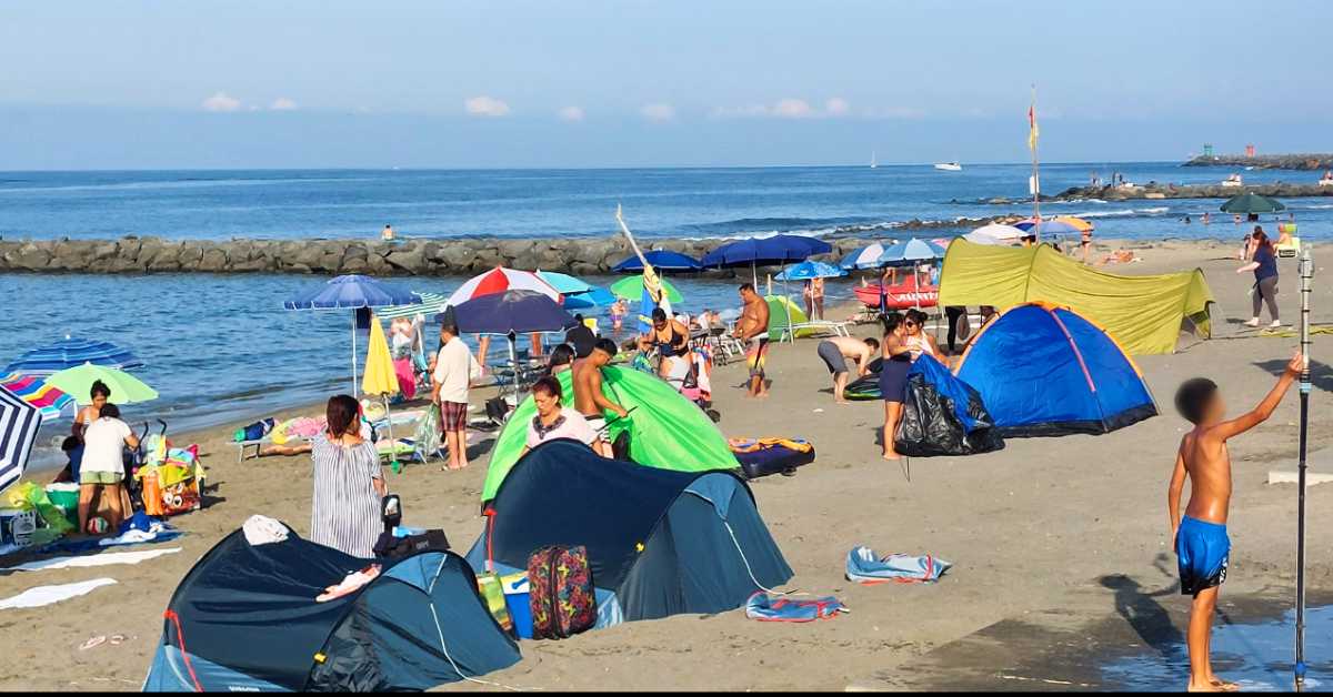 Spiaggia di Ostia Ponente la mattina di Ferragosto