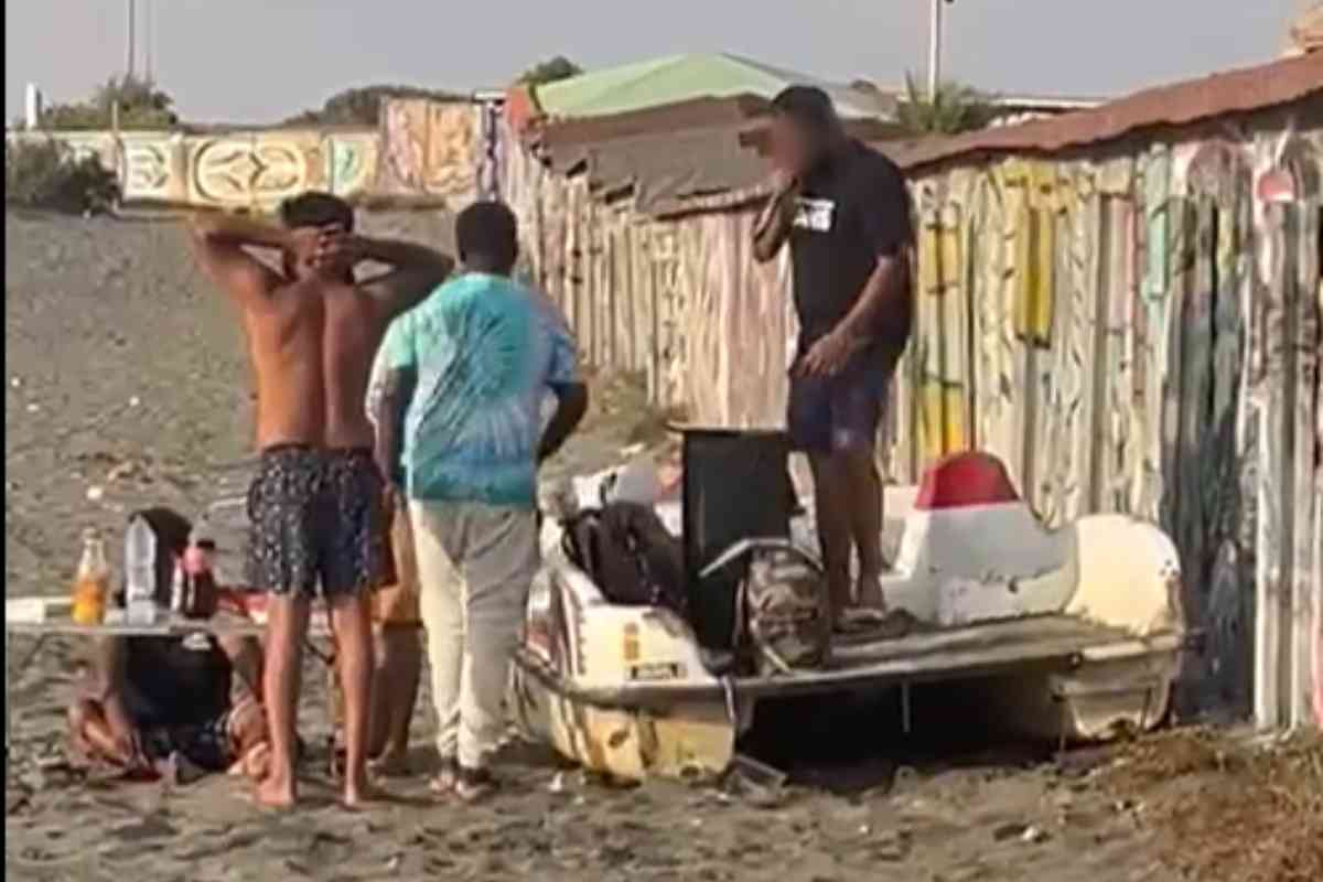 Il karaoke organizzato sulla Spiaggia Libera Bianca di Ostia