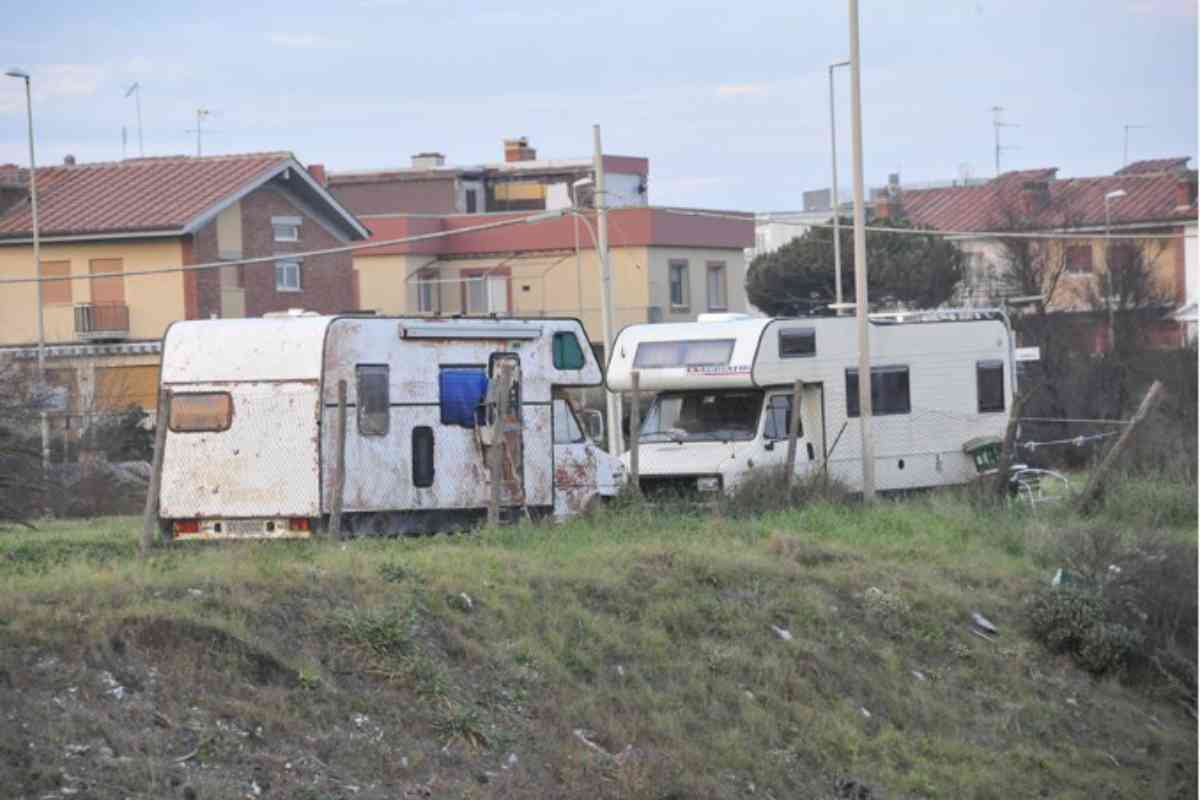 Camper in sosta perenne davanti la Pineta di Castel Fusano a Ostia