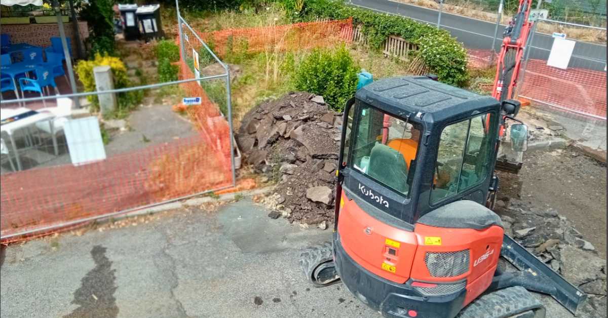 Cantiere fuori la stazione ferroviaria di Ostia Antica