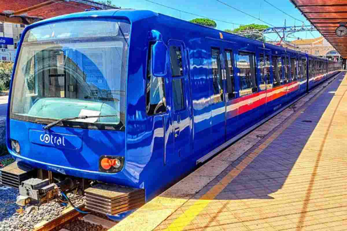 Foto di un treno della MetroMare alla stazione di Porta San Paolo