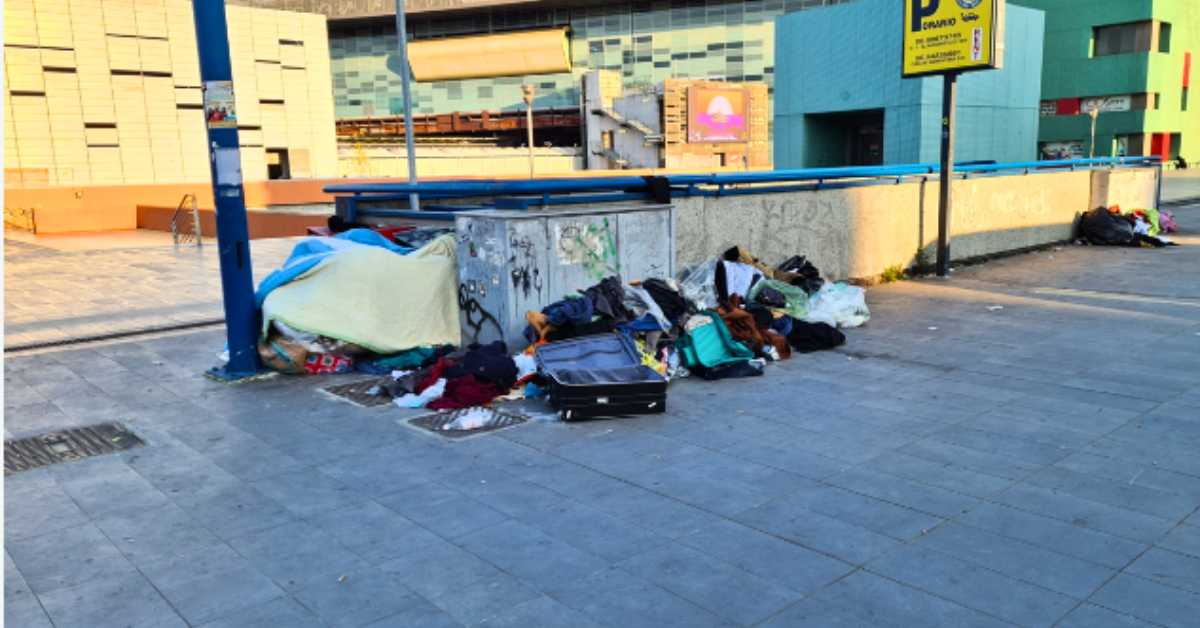 Giaciglio di un clochard davanti la Stazione Tiburtina di Roma