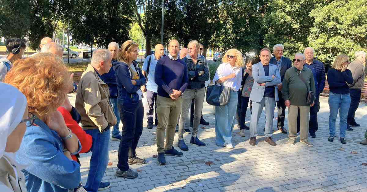 Claudio Mannarino e Franco Baroni all'assemblea cittadina di Piazza dei Navigatori