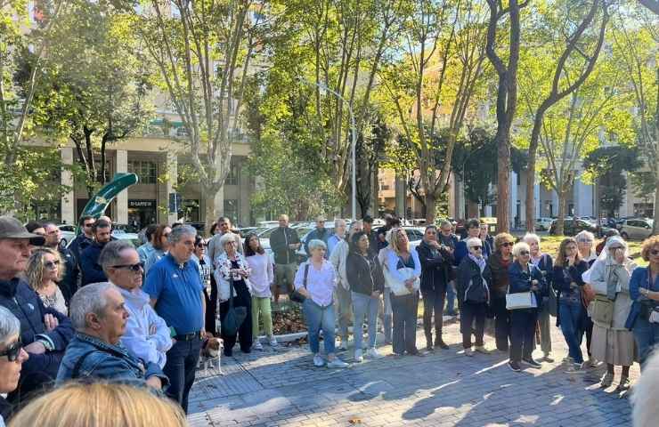 Cittadini presenti all'assemblea pubblica di Piazza dei Navigatori