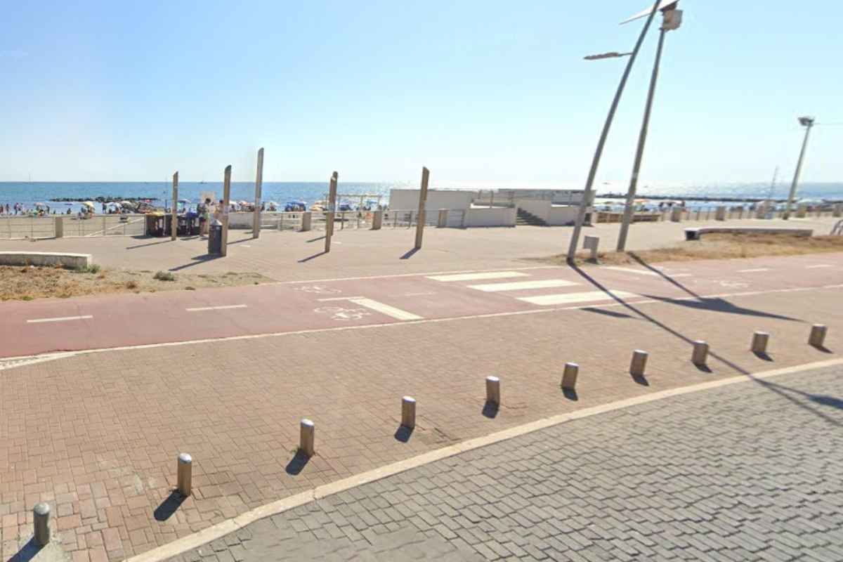 Spiaggia libera del lungomare Duca degli Abruzzi a Ostia