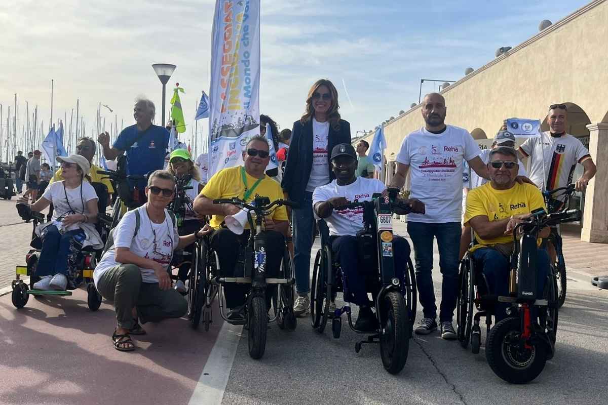 Passeggiata dell'inclusività a Ostia: nella foto Andrea Fiorini, il campione paralimpico Rigivan Ganeshamoorthy e i consiglieri municipali Mirella Arcamone e Leonardo Di Matteo