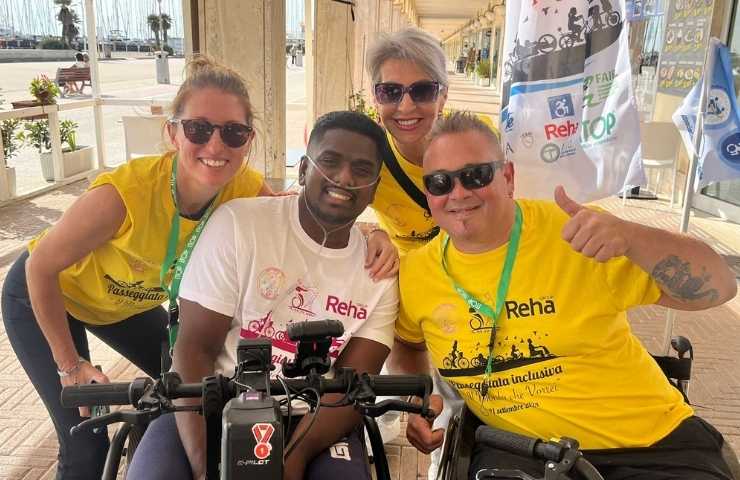 Foto con Andrea Fiorini e Rigivan Ganeshamoorthy al Porto di Ostia