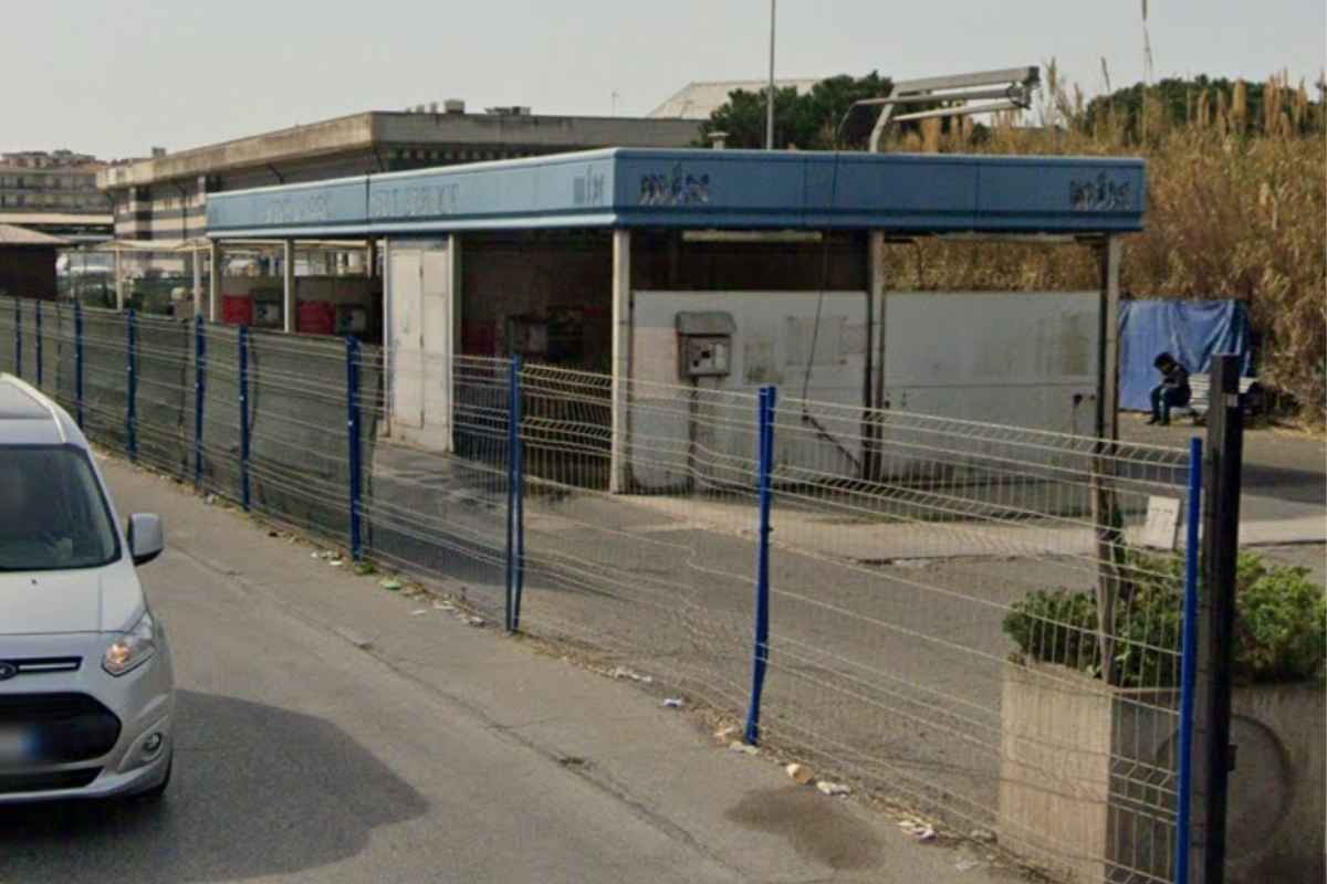 Autolavaggio davanti al Parco Giuseppe Pallotta di Ostia