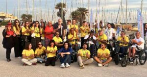 Foto al Porto di Ostia delle persone che hanno partecipato alla passeggiata dell'inclusività