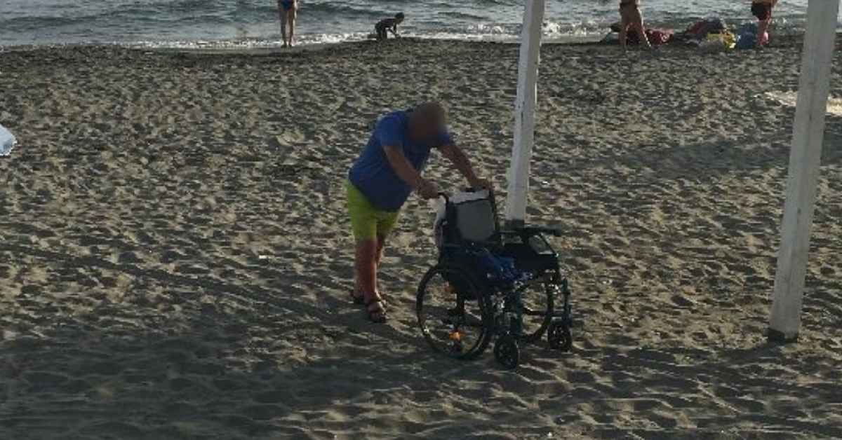 Anziano con disabilità costretto a trascinarsi sulla spiaggia libera di Ostia