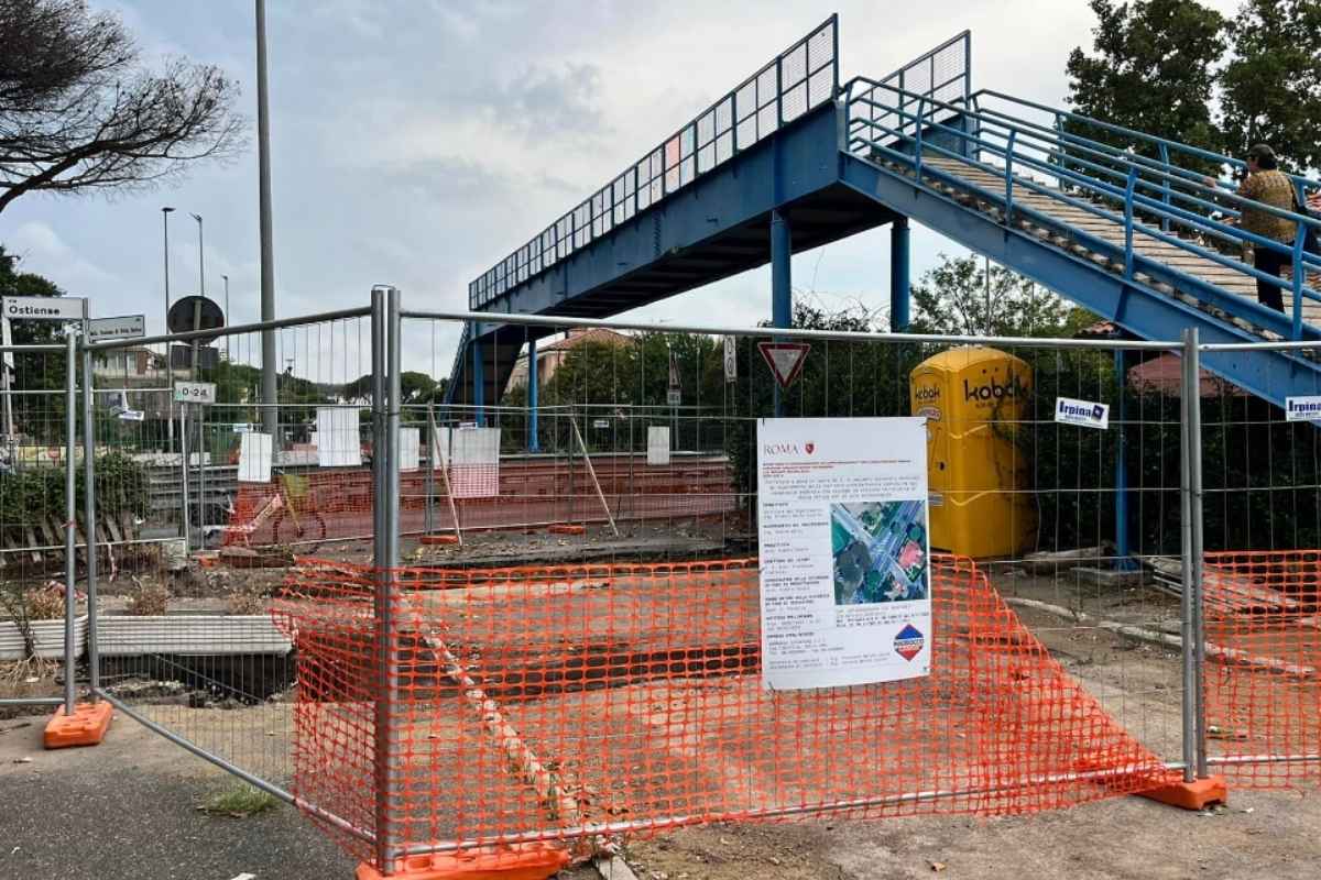 Cantiere all'esterno della stazione di Ostia Antica