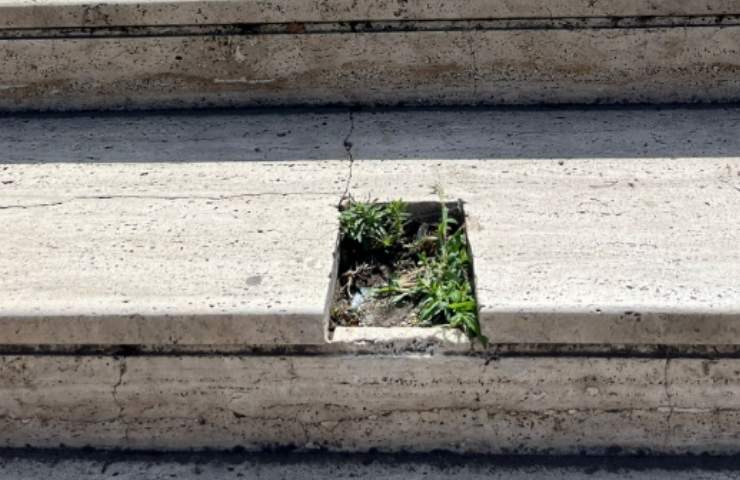 Foto delle attuali condizioni della scalinata sul ponte pedonale di Ostia Antica