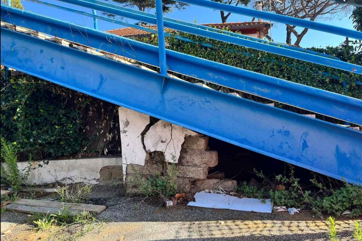 Condizioni in cui versa la base del ponte pedonale di Ostia Antica