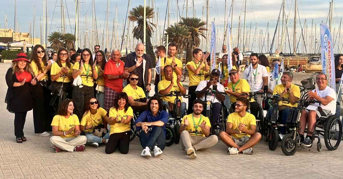 Foto al Porto di Ostia delle persone che hanno partecipato alla passeggiata dell'inclusività