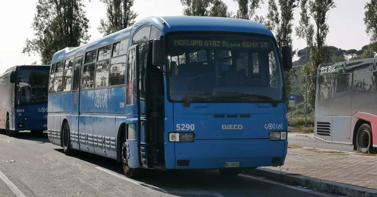 Foto dell'autobus Cotral che collega Riano a Roma