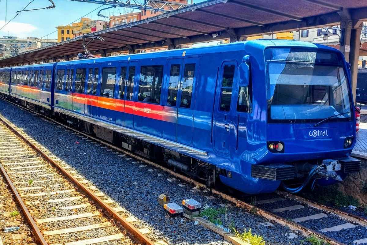 Treno della Metro Mare alla stazione di Porta San Paolo