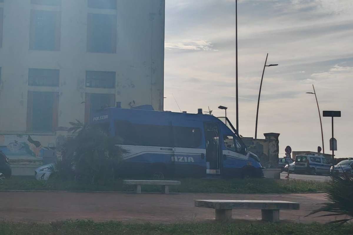 Camionetta della Polizia di Stato davanti all'ex colonia Vittorio Emanuele III di Ostia