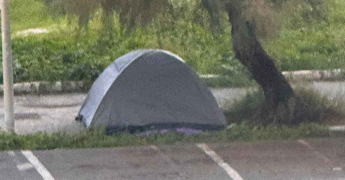 Foto della tenda sorta a Piazza Sirio