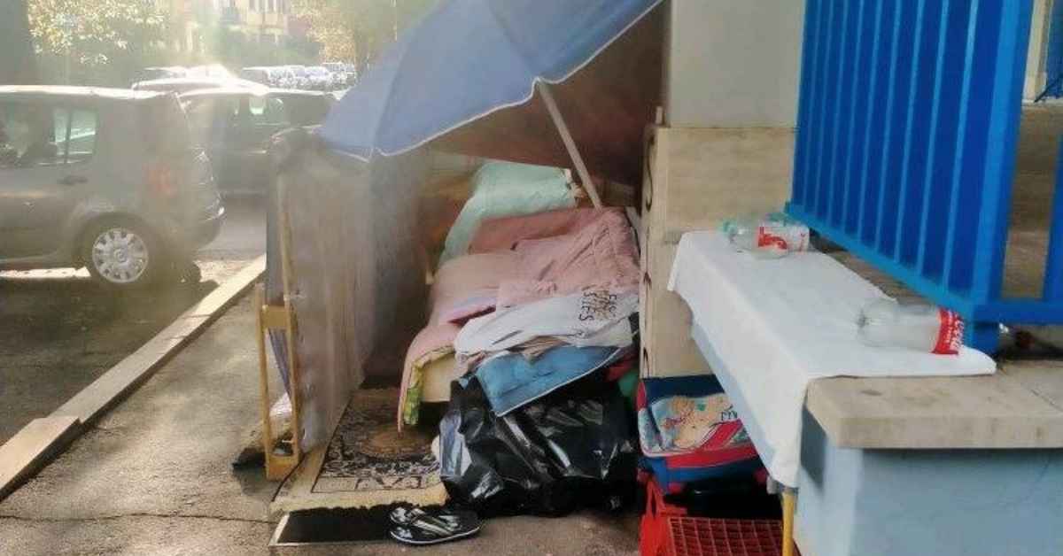 Foto dell'accampamento dei clochard fuori la stazione ferroviaria di Stella Polare a Ostia