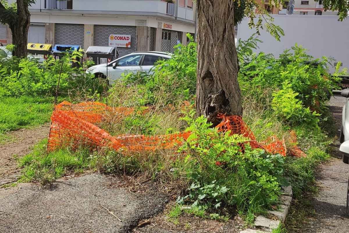 Cantiere stradale abbandonato su Via Aristide Carabelli a Ostia