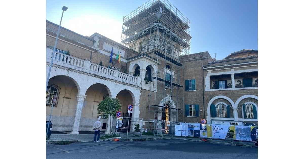 Cantiere fuori il Palazzo del Governatorato a Ostia