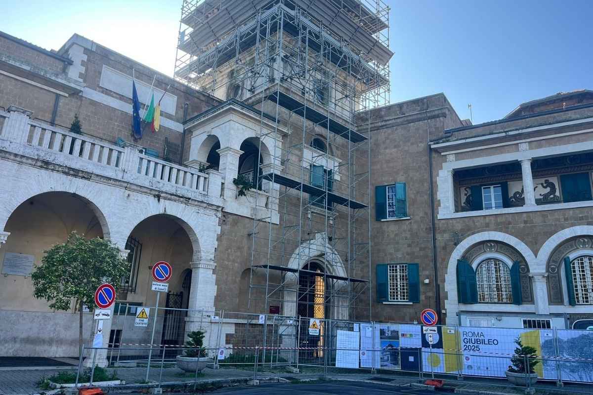 Foto del cantiere fuori il Palazzo del Governatorato a Ostia