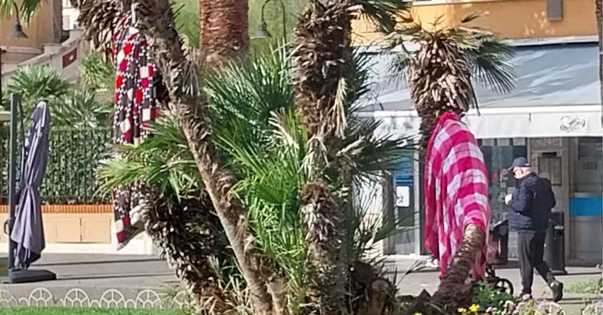 Panni stesi nelle aiuole di Piazza Anco Marzio a Ostia