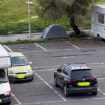 Camper e tende in sosta a piazza Sirio