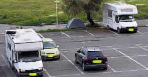 Camper e tende in sosta a piazza Sirio