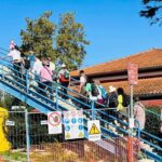 Foto dei turisti che salgono sulla sopraelevata pedonale a Ostia Antica