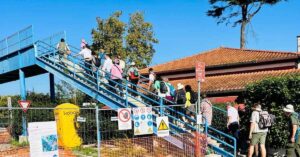 Foto dei turisti che salgono sulla sopraelevata pedonale a Ostia Antica