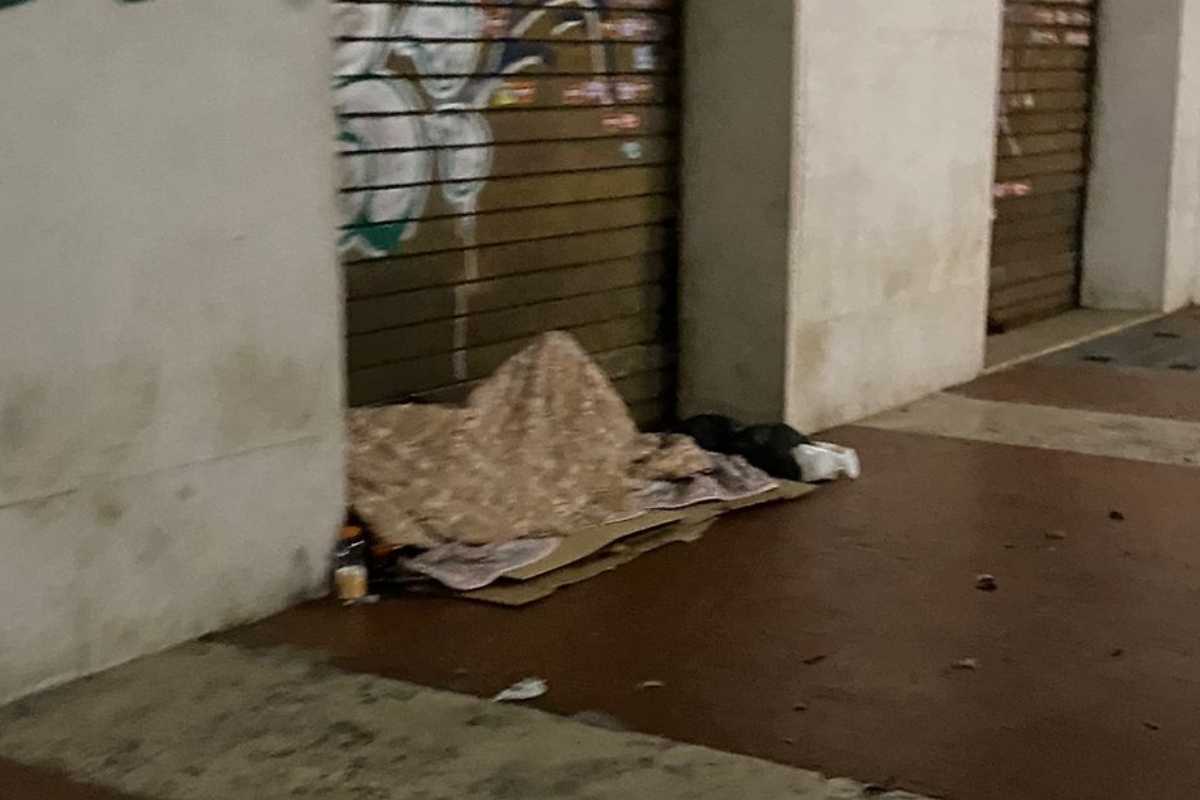 Giaciglio dei clochard a Piazza dei Navigatori