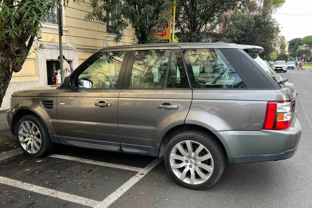 Land Rover parcheggiato sullo spazio delle moto nel quartiere Pinciano di Roma