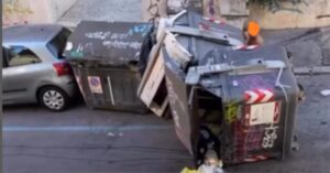 Cassonetti rovesciati in strada nella zona di Ponte Lungo a Roma