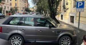 Land Rover parcheggiato sullo spazio delle moto nel quartiere Pinciano di Roma