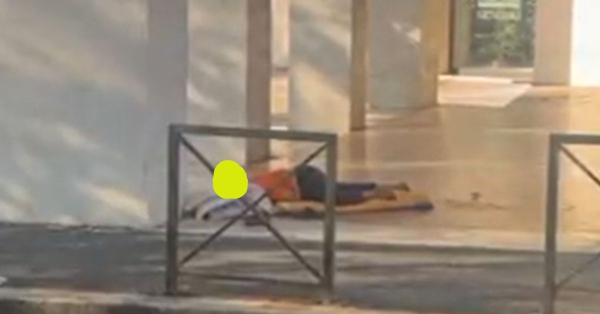 Clochard dorme sotto i colonnati di piazza dei Navigatori a Roma