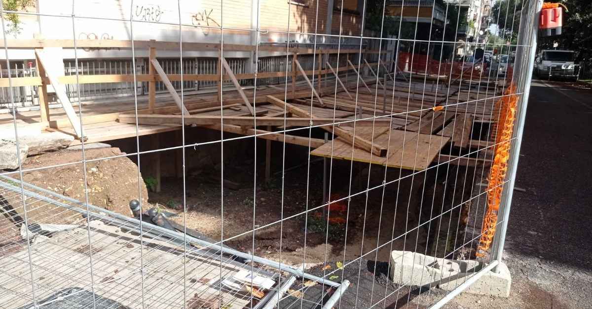 Cantiere su via Tito Omboni a Roma