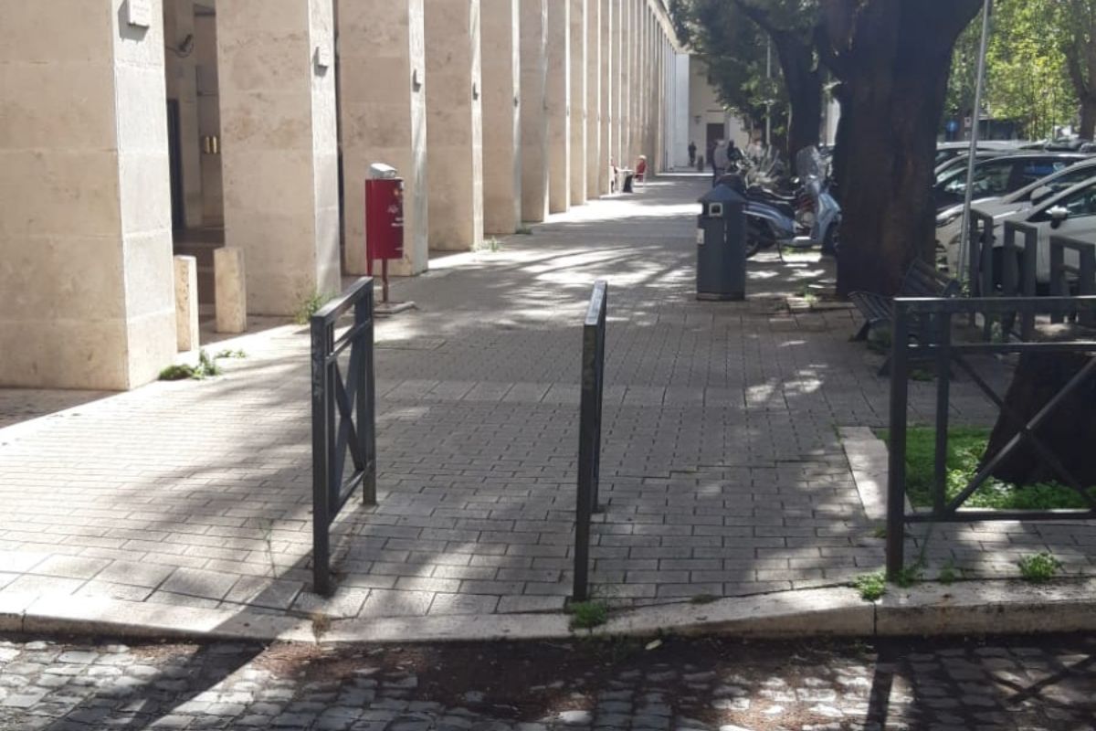 Ama ha pulito i marciapiedi a piazza dei Navigatori