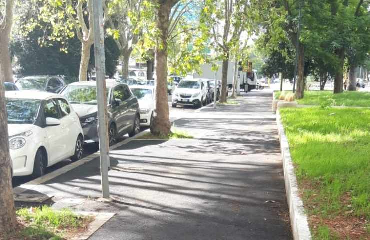 Marciapiede pulito dall'Ama a piazza dei Navigatori