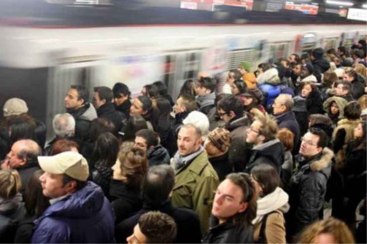 Banchina della Metro A affollata alla Stazione Termini di Roma