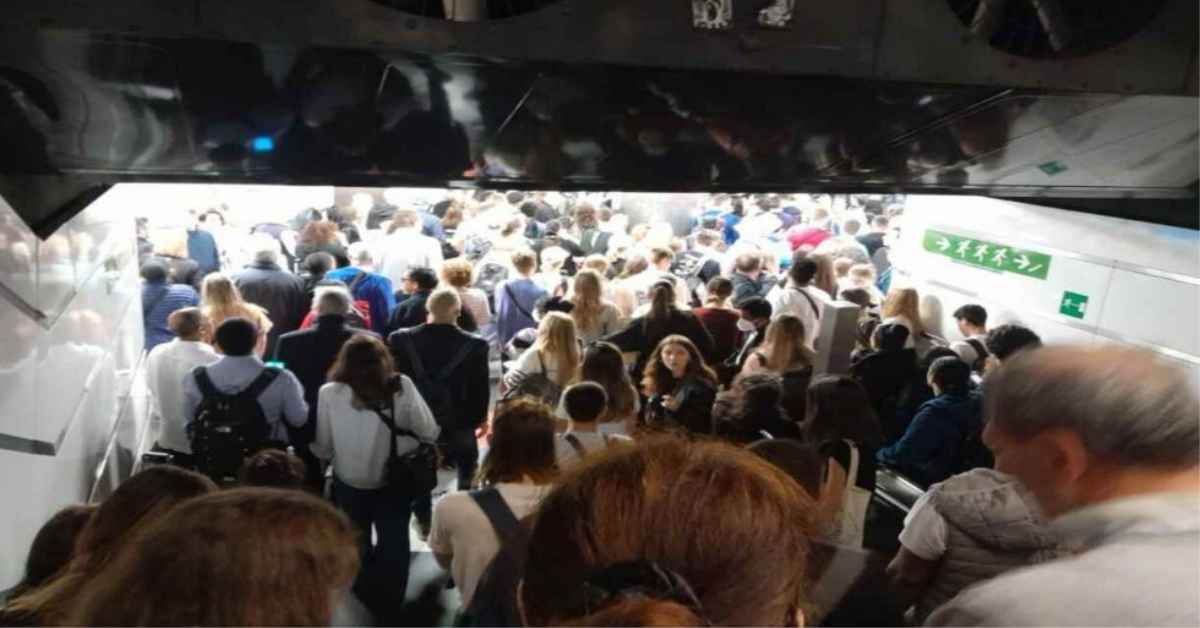 Foto del sottopasso della Stazione Termini di Roma pieno di persona