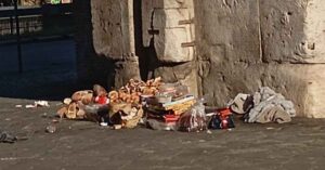 Foto della discarica abusiva creatasi sotto Porta Pinciana a Roma