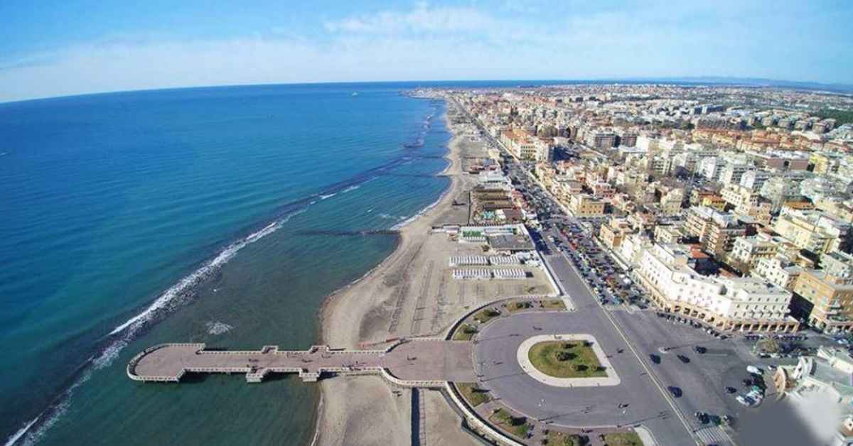 Foto dall'alto del lungomare di Ostia Ponente